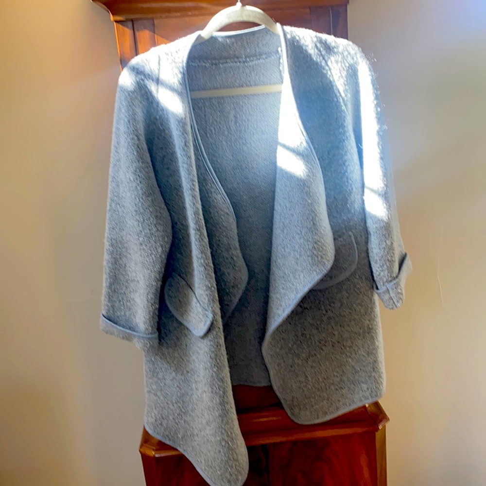 Loose coat that looks great over jeans to frame the outfit.